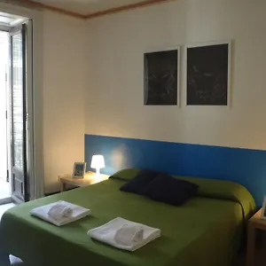 https://gianluca-rooms.catania-hotels.net